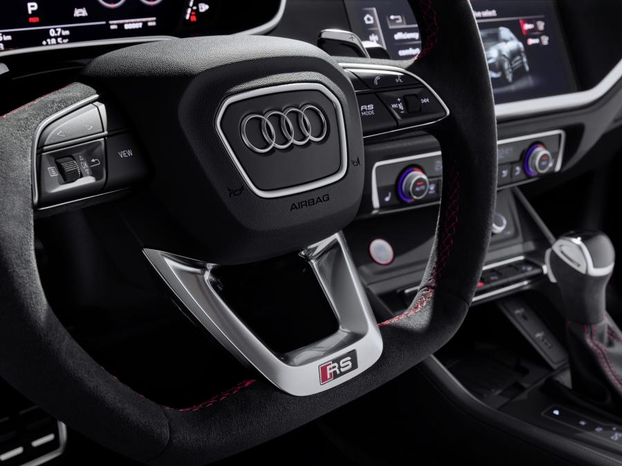Детали интерьера Audi RS Q3 2019 года  (WW) (фото 23 из 65)